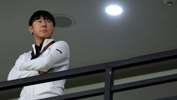Pelatih Tim Nasional Indonesia Shin Tae-yong menyaksikan pertandingan Liga 1 2023/2024 antara Bali United melawan PSS Sleman di Stadion Kapten I Wayan Dipta, Gianyar, Bali, Sabtu (1/7/2023). Dalam pertandingan itu, PSS Sleman mengalahkan Bali United dengan skor 1-0. ANTARA FOTO/Fikri Yusuf/foc.