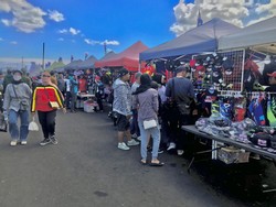 Meraup Berkah dari Berdagang Merchandise di MXGP Selaparang Lombok