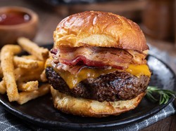 Jangan Panggang Daging Burger Pakai Alat BBQ, Ini Tips dari Chef