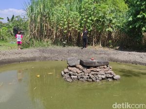 Candi yang Agak Berbeda di Tengah Kebun Tebu Candi yang Agak Berbeda di Tengah Kebun Tebu
