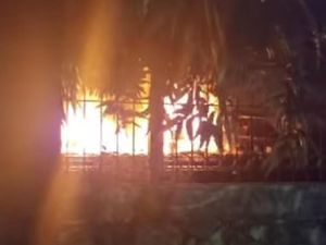 Kebakaran di Klender Dekat Rel, Sejumlah Perjalanan KRL Tertunda