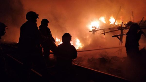 Penampakan Kobaran Api Kebakaran di Dekat Rel Klender Jaktim