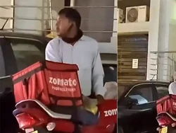 Tak Punya Waktu, Pengantar Makanan Ini Makan Bekal Sambil Berdiri