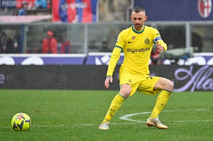 Inter Milans Croatian midfielder Marcelo Brozovic passes the ball during the Italian Serie A football match between Bologna and Inter on February 26, 2023 at the Renato-DallAra stadium in Bologna. (Photo by Alberto PIZZOLI / AFP)