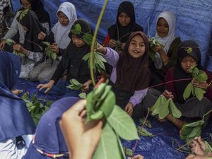 Nostalgia Kreasi Kalung dan Gelang dari Daun Singkong