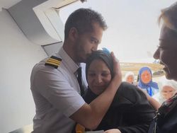 Momen Seorang Ibu Pergi Haji Dipiloti Anak Sendiri