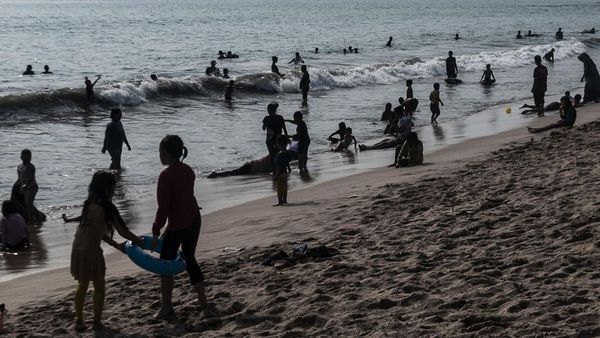 Wisata Pantai Anyer Padat di Momen Libur Idul Adha