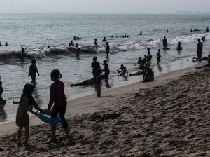 Wisata Pantai Anyer Padat di Momen Libur Idul Adha