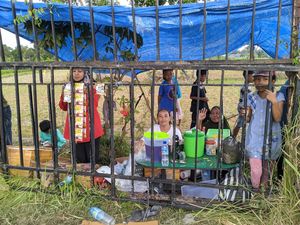 Pedagang Kopi Luar Pagar Sirkuit MXGP Selaparang Cuan Rp 2 Juta Dalam Sehari Pedagang Kopi Luar Pagar Sirkuit MXGP Selaparang Cuan Rp 2 Juta Dalam Sehari