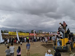 Sensasi Nonton Balap Motor dari Atas Buldoser dan Pohon Mangga di NTB