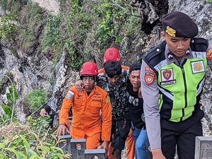 Nekat Berwisata Saat Cuaca Buruk, WNA India Tergelincir di Diamond Beach Nekat Berwisata Saat Cuaca Buruk, WNA India Tergelincir di Diamond Beach
