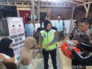 Polisi Gresik Bagikan Daging Kurban Siap Saji ke Ponpes