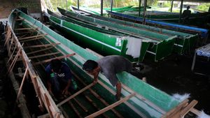 Menengok Pembuatan Perahu Nelayan Berbahan Fiber di Pulau Bacan