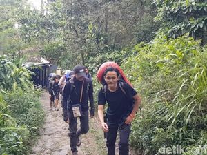 Ratusan Orang Mendaki Gunung Arjuno di Akhir Pekan Ratusan Orang Mendaki Gunung Arjuno di Akhir Pekan