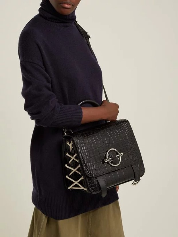 Scorpio - JW Anderson Disc Patent-leather Satchel Bag/Sumber: matchesfashion.com Scorpio - JW Anderson Disc Patent-leather Satchel Bag/Sumber: matchesfashion.com