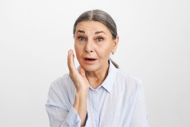 Sunscreen bisa mencegah penuaan dini/ foto: freepik.com/shurkin_son Re-apply Sun Screen