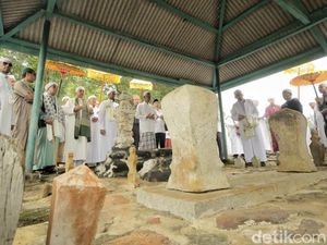 Potret Ribuan Orang Ikut Ziarah Kute Seribu di Makam Keramat Pulau Bangka Potret Ribuan Orang Ikut Ziarah Kute Seribu di Makam Keramat Pulau Bangka