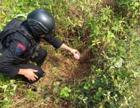 Satu ranjau darat aktif ditemukan warga ketika hendak menanam pisang di Cileungsi, Bogor, Jawa Barat. Tim penjinak bom Polda Jawa Barat diterjunkan untuk musnahkan ranjau aktif yang sempat dikira peluru meriam tersebut.