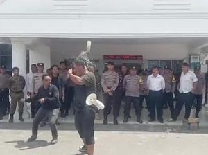 Aksi Pendemo di Kejari Tanjungbalai, Siram Bensin ke Badan gegara Status WA Aksi Pendemo di Kejari Tanjungbalai, Siram Bensin ke Badan gegara Status WA