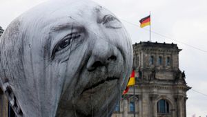 Protes Dana Pembangunan, Balon Bergambar Olaf Scholz Mejeng di Berlin
