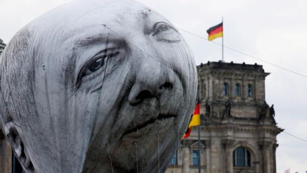 Protes Dana Pembangunan, Balon Bergambar Olaf Scholz Mejeng di Berlin