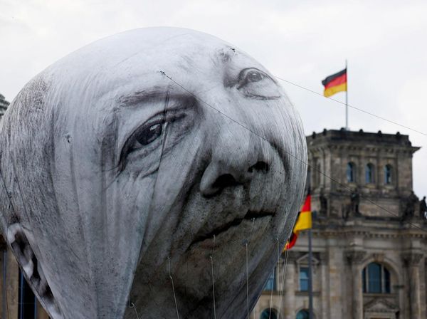 Protes Dana Pembangunan, Balon Bergambar Olaf Scholz Mejeng di Berlin