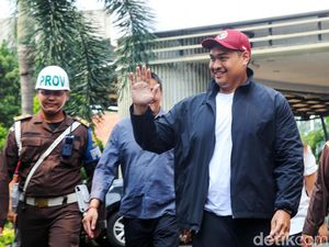 Berjaket Hitam dan Topi Merah, Menpora Penuhi Panggilan Kejagung
