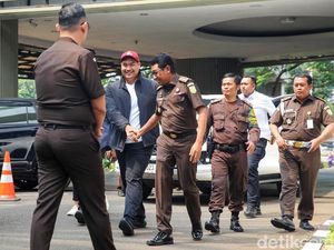 Senyum Menpora Dito saat Penuhi Panggilan Kejagung Jadi Saksi Korupsi BTS