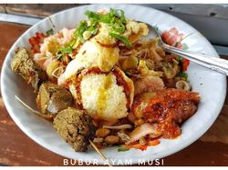 5 Tempat Makan Bubur Ayam Legendaris di Jakarta yang Selalu Diantre