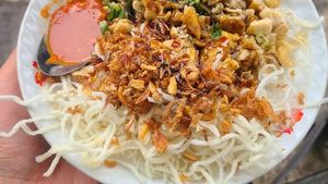 Nikmat! 20 Bubur Ayam yang Gurih Hangat Ada di Sini