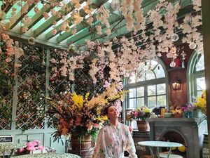 Gaya Della Puspita saat Nongkrong di Kafe Nuansa Bunga