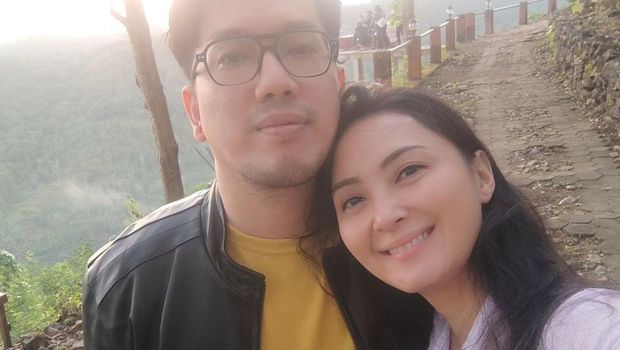 Della Puspita dan Armanwosi, suami barunya.
