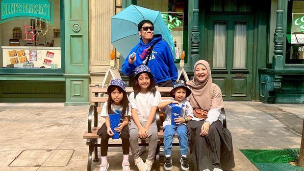 Desta dan Natasha Rizki bersama ketiga anak mereka