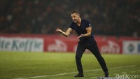 Pelatih Persija memberikan instruksi dari pinggir lapangan.