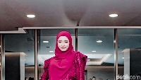 Foto: Gaya Glamour Inara Rusli Saat Raih Penghargaan Bukan Jalur Prestasi