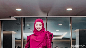 Foto: Gaya Glamour Inara Rusli Saat Raih Penghargaan Bukan Jalur Prestasi