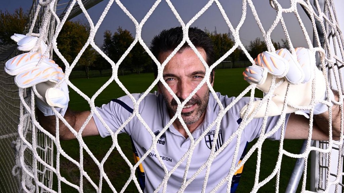 Kiper ikonik Italia Gianluigi Buffon akan pensiun di musim panas ini? (Foto: AFP/MIGUEL MEDINA)