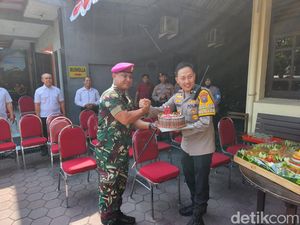 Marinir dan AD Beri Kejutan Ke Polsek Karangpilang di Hari Bhayangkara Marinir dan AD Beri Kejutan Ke Polsek Karangpilang di Hari Bhayangkara