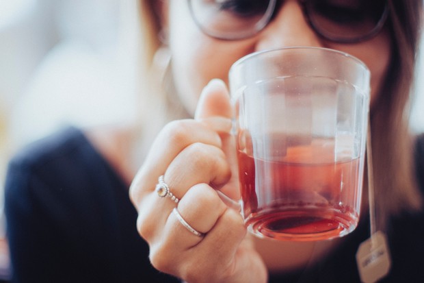 ilustrasi minum teh/Foto: Unsplash/Thandy Yung