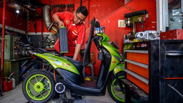 Intip Bengkel Konversi Motor Listrik Rp 9,5 Juta di Bandung