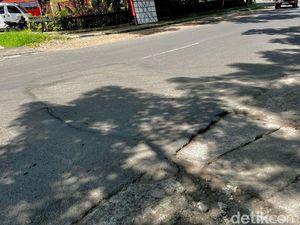 Deretan Jalan Berlubang di Burangrang Bikin Pengendara Kesal