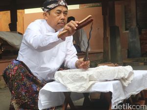 Melihat Keris Kiai Cinthaka Sunan Kudus Dijamas Pakai Banyu Londo