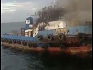 Kapal Tugboat Penarik Tongkang Batu Bara Terbakar di Selat Bangka