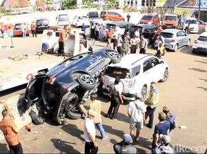 Salah Pintu Masuk, Minibus Timpa Mobil-Serempet Pejalan Kaki