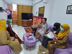 Petugas Puskesmas Periksa Ibu Hamil Terdampak Ternak Sapi Pancoran