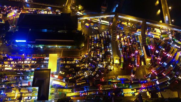 Lihat Lagi Suasana Pelabuhan Ketapang yang Antre hingga 6 Jam