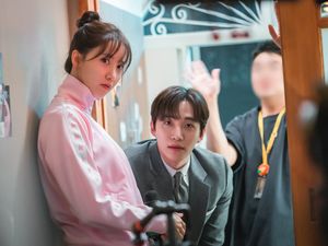 Aksi YoonA-Junho yang Bikin Gemas di King The Land Aksi YoonA-Junho yang Bikin Gemas di King The Land