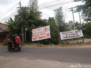 Jalan Rusak di Wirokerten Bantul Ditanami Pohon Pisang-Spanduk Nylekit Jalan Rusak di Wirokerten Bantul Ditanami Pohon Pisang-Spanduk Nylekit