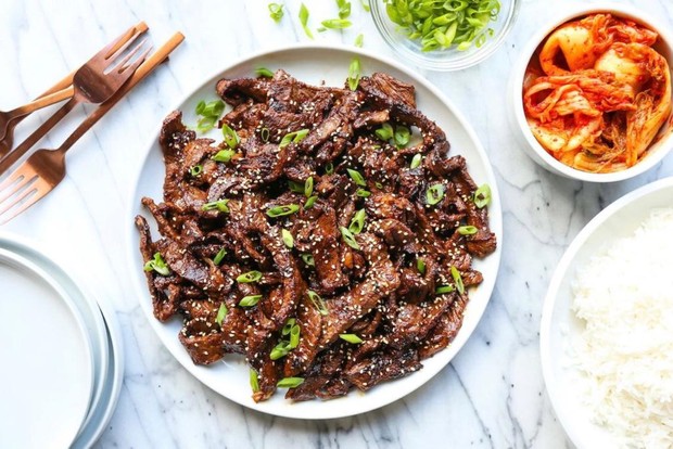 Korean bulgogi menggunakan daging sapi yang diiris tipis dan dimarinasi terlebih dahulu