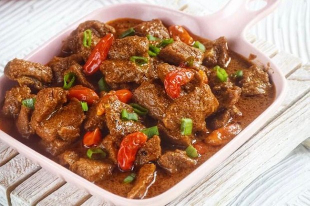 Krengsengan daging terbuat dari daging yang dipotong tipis berasa pedas dan memiliki aroma dari petis udang
